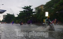 Hầm chui Tân Tạo thất thủ, người dân TPHCM 'khóc' trong cơn mưa