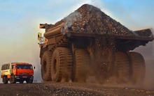 Giống ngôi nhà cao tầng biết đi, chỉ phần bánh xe cũng cao bằng cả 3 người trưởng thành: Đây là cách "quái vật" xe tải tạo ra bước ngoặt cho ngành công nghiệp khai khoáng