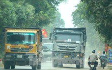 Xe tải chở vật liệu nối đuôi chạy rần rần, người dân kêu trời vì bụi