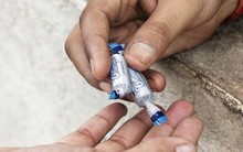 Ai cũng từng khó chịu khi mua hàng bị trả tiền thừa bằng kẹo: Hóa ra có cách giải quyết dễ đến không ngờ