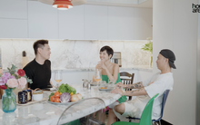 Gian bếp độc lạ của Cô Em Trendy: Bàn ăn 8 ghế không có cái nào giống nhau, kệ sách đặt cạnh tủ lạnh