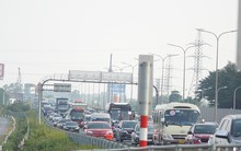 Ô tô ùn dài hàng cây số ở lối ra cao tốc Pháp Vân - Cầu Giẽ ngày cuối nghỉ lễ