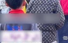 Bức ảnh chụp bóng lưng của một học sinh tiểu học lập tức gây bão mạng: Gia đình có "mỏ vàng" à?