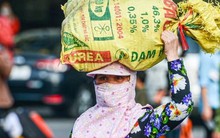 Người dân đội đầu quà quê, trở lại Hà Nội sau kỳ nghỉ lễ