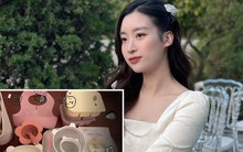 Đỗ Mỹ Linh khoe đồ ăn dặm xinh yêu cho con gái, màu sắc trang nhã, không họa tiết và có 1 điểm đặc biệt