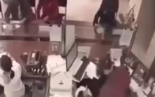 Phó giám đốc nhà máy cầm dao xông vào cướp ngân hàng