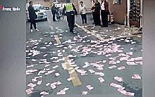 Trung Quốc: Gia đình cãi nhau rồi ném tiền qua cửa sổ
