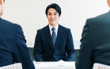 “Thứ gì khô ráo trước khi cho vào, nhưng ướt át khi lấy ra?” - Ứng viên IQ cao đáp khéo được nhận vào làm