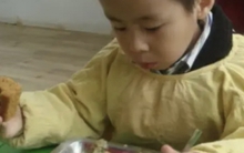 Con khoe bữa trưa ở trường mẫu giáo rất ngon, ngày nào cũng hết 2 bát lớn, mẹ sốc nặng khi nhìn ảnh thực tế