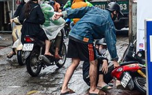 Con ngõ huyết mạch ở Hà Nội mòn mỏi chờ mở rộng, dân vấp ổ gà ngã xe như cơm bữa