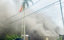 Khói lửa dữ dội bao trùm quán karaoke giữa trưa