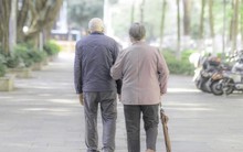 71 tuổi, điều “hối hận nhất” mà tôi làm trong những năm cuối đời là sống gần con trai: Tuổi già hãy độc lập