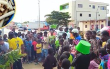 Thức quà tuổi thơ của người Việt xuất hiện ở Angola, cả con phố náo loạn, vây kín xem thành phẩm