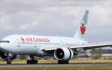 Nam hành khách bị thương nặng vì rơi từ máy bay xuống đất