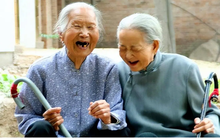 Không phải tập thể dục hay ngủ sớm, duy trì 2 thói quen đơn giản này mới là "chìa khóa trường sinh" số 1