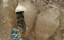 Xuất hiện 19 chiếc ‘bình lạ’ chứa hàng ngàn vật thể nặng 600kg, công trường lập tức dừng thi công, chuyên gia có mặt ngay để khai quật: Không ngờ lộ ra ‘kho báu đến từ quá khứ’ trị giá hàng chục tỷ