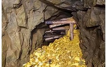 Mang gần 1 tạ vàng đi bán, cặp vợ chồng bị cảnh sát điều tra: Con suối lộ thiên chứa cả tấn vàng lập tức bị phong toả