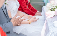 Người mừng cưới “bạc mặt” vì giá vàng nhảy múa