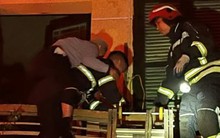 Cảnh sát bắc thang, cõng 2 người già thoát khỏi căn nhà bốc cháy lúc rạng sáng