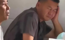 Đi họp phụ huynh cho con, ông bố bỗng nổi tiếng khắp mạng xã hội: Chăm chỉ cả năm không ai thấy, một lần ngủ gật cả nước hay!