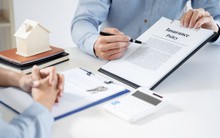 Có nên mua bảo hiểm tại ngân hàng để được hưởng lãi suất cho vay rẻ?