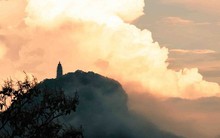 Không cần đi xa để săn mây, ngay Hà Nội cũng có 1 điểm lý tưởng, cũng chính là nơi cao nhất thủ đô