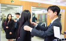 Hàn Quốc mở dịch vụ cho thuê miễn phí trang phục phỏng vấn xin việc