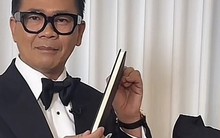 Phiên livestream thứ 2, NTK Thái Công tiếp tục giới thiệu ‘cuộc sống thượng lưu đồng đều từ A - Z, như việc mặc bộ âu phục thì không thể tới nhà hàng bình thường hay đi chợ!’