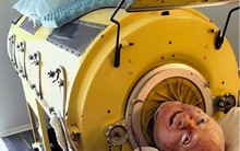 Cuộc đời huyền thoại của người đàn ông “phổi sắt”: Chỉ đầu có thể hoạt động, nằm 1 chỗ suốt 71 năm vẫn trở thành luật sư, nỗ lực sống khiến ai cũng ngỡ ngàng