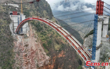 Thêm một công trình Trung Quốc ghi tên vào danh sách đỉnh cao ngành xây dựng: Hơn 500 mét thép uốn cong như ‘cầu vồng đỏ’ bắc qua vực thẳm, thách thức giông tố, động đất lẫn lũ lụt