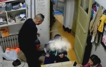 Nghe tin con trai được 4 điểm kiểm tra Toán, bố tức giận đá vào ghế nhưng hành động sau đó quá bất ngờ