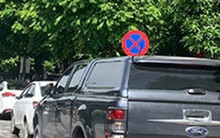 Đỗ ô tô che khuất biển báo hiệu đường bộ bị phạt bao nhiêu tiền?