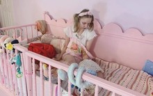 Hơn 400 người đăng ký nuôi nữ youtuber 25 tuổi vẫn sống như em bé sơ sinh, bú sữa bằng bình và đóng bỉm: "Tôi thích cuộc sống an nhàn và tránh xa thị trường lao động đầy khốc liệt"