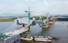 Công nhân làm xuyên Tết, gấp rút xây cầu nghìn tỷ nối Hải Phòng với Quảng Ninh