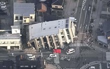 Nhật Bản chạy đua với thời gian giải cứu những người sống sót sau động đất