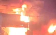 Lửa dữ dội bao trùm cửa hàng phụ tùng ô tô sau tiếng nổ lớn