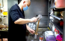 Nhàn rỗi khi về hưu, cựu nhân viên ngân hàng liều mình hồi sinh ngành kinh doanh đang lụi tàn, 32 năm sau hái quả ngọt