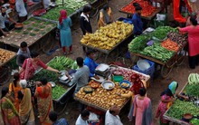 Điều gì đang “hãm phanh” đất nước đông dân nhất thế giới chạy đua kinh tế với Trung Quốc?