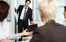 Khi đến muộn người thường chỉ nói: “xin lỗi, tôi bị kẹt xe”, người EQ cao sửa theo cách này để không mất lòng ai