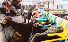 Khủng hoảng chi phí sống, nhiều người trẻ chia tay thói quen mua sắm, tập dùng “đồ si”