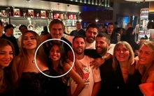 Vợ chồng Messi chụp ảnh cùng mỹ nhân Hollywood, bà xã Antonela được khen hết lời vì chọn vị trí đứng tinh tế