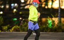 Trời rét căm căm, nhiều người vẫn dậy từ tờ mờ sáng ra Hồ Gươm tập thể dục