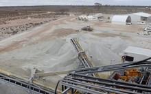 Doanh số bán xe điện tại thị trường lớn nhất thế giới hạ nhiệt, giá 'vàng trắng' lao dốc hơn 80% trong 1 năm qua