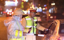 Đêm giá rét dưới 10 độ C tại các chốt kiểm tra nồng độ cồn