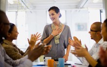 Đáp lại lời khen, người EQ thấp tự cao, người EQ cao kịp “nảy số” bằng 5 cách hành xử tinh tế