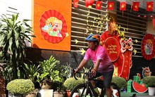 Những hẻm phố rực rỡ sắc xuân ở trung tâm TPHCM