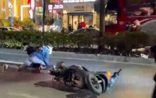 Nhiều thanh niên ngã sõng soài khi quay xe bỏ chạy né chốt 141