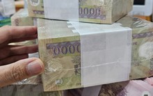 Dân công sở tất tả đổi tiền lẻ mới, không có mệnh giá 20.000 đồng