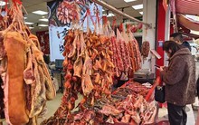 Gần Tết, người đàn ông mua 180kg xúc xích rồi đòi bồi thường 250 triệu đồng với lý do “ngã ngửa”: Tòa án ra phán quyết khiến 1 đối tượng “nín lặng”