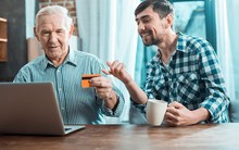 Sự thật “ngã ngửa” về nước Mỹ: Nhiều người trưởng thành vẫn nhận chu cấp tài chính từ cha mẹ, thậm chí đến cước điện thoại…cũng phải ‘nhờ trả hộ’ dù có bằng đại học, có kiếm được tiền